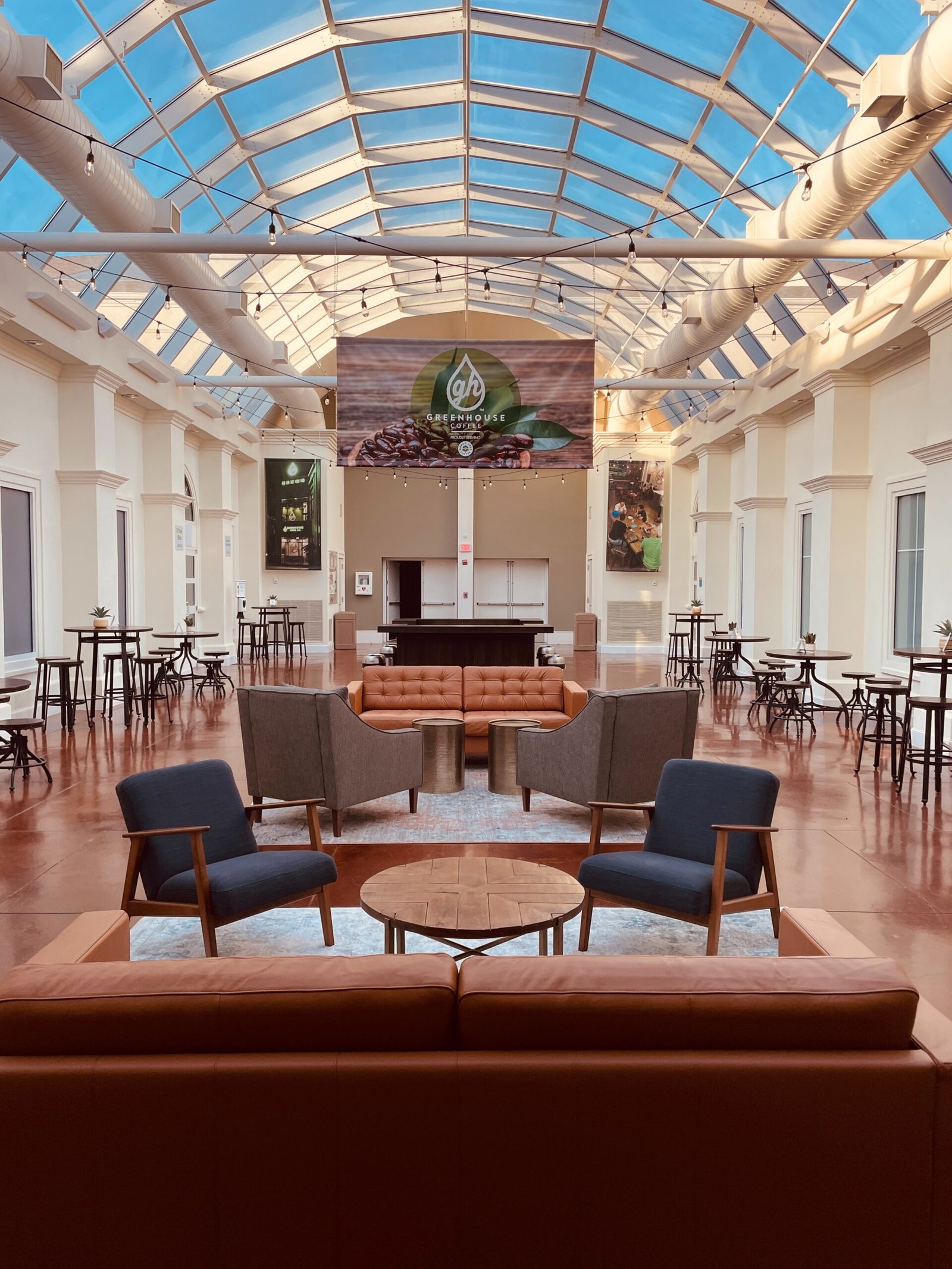 une grande pièce avec plusieurs chaises et tables
